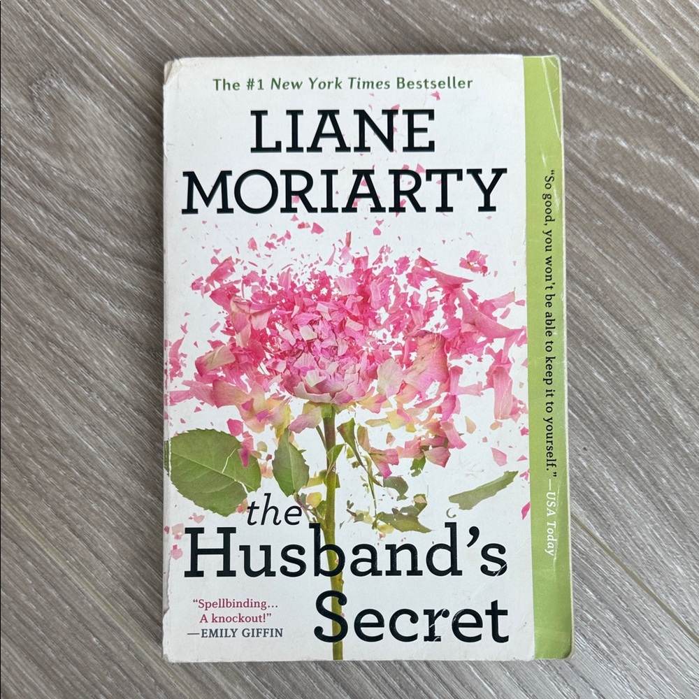 The Husband's Secret Book by Liane Moriarty
